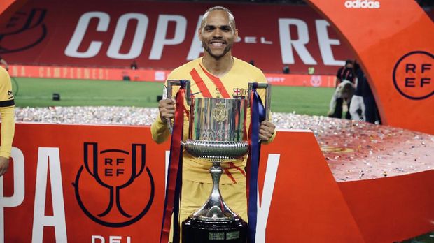 Martin Braithwaite mengangkat trofi Copa del Rey 2021 bersama Barcelona.