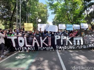 Tolak PPKM, Massa Ojol-Pedagang Geruduk Balkot Bandung
