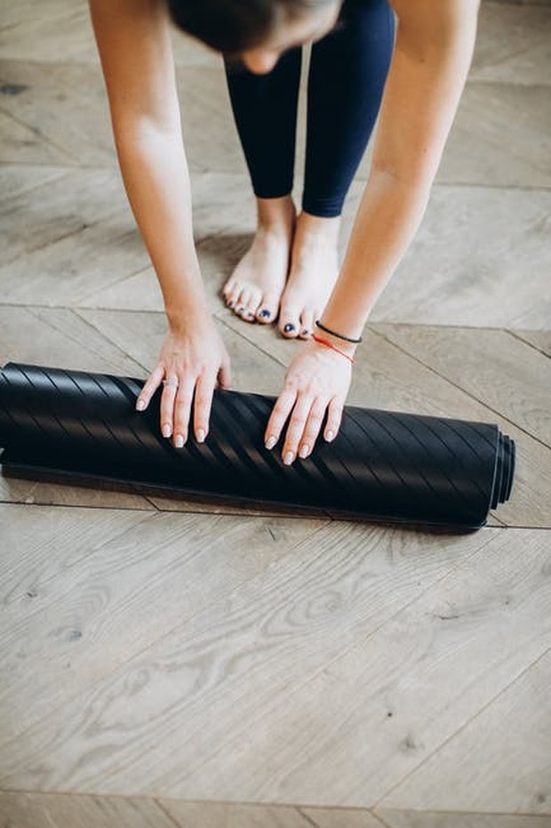 menyiapkan matras yoga / foto : pexels/ ElinaFairytale menyiapkan matras yoga / foto : pexels/ ElinaFairytale