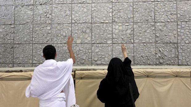 Muslim pilgrims cast stones at a pillar symbolizing Satan during the annual Haj pilgrimage, amid the coronavirus disease (COVID-19) pandemic, in Mina, near the holy city of Mecca, Saudi Arabia, July 20, 2021. REUTERS/Ahmed Yosri