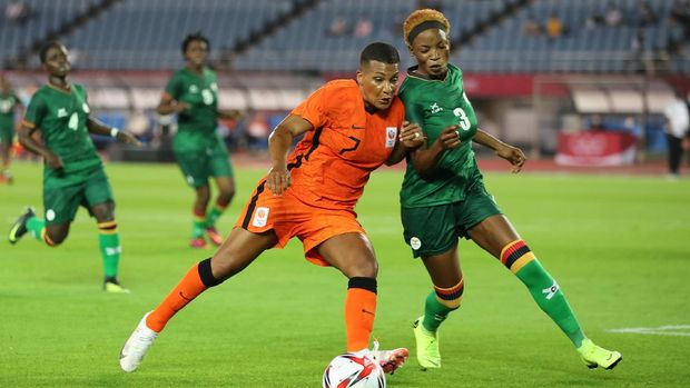 Tokyo 2020 Olympics - Soccer Football - Women - Group F - Zambia v Netherlands - Miyagi Stadium, Miyagi, Japan - July 21, 2021. Shanice van de Sanden of the Netherlands in action with Lushomo Mweemba of Zambia REUTERS/Molly Darlington