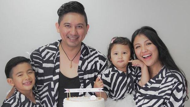 Keluarga Ryan Delon dan Sharena memang terkenal harmons jauh dari gosip miring. Yuk kita intip potret outfit kompak mereka!