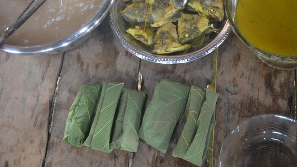 Foto Kuliner Unik dari Papua: Papeda Bungkus