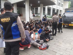 150 Pendemo Tolak PPKM di Bandung Diamankan, 3 Orang Positif Corona 150 Pendemo Tolak PPKM di Bandung Diamankan, 3 Orang Positif Corona