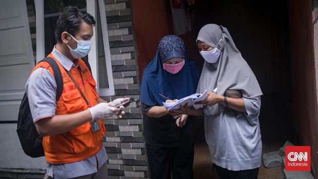 Petugas pos menyalurkan Bantuan Sosial Tunai (BST) rumah ke rumah di kawasan Kebon Jahe, Jakarta Pusat, Rabu (21/7/2021). Kementerian Sosial bersama PT Pos Indonesia mulai menyalurkan BST kepada 10 juta penerima pada hari Rabu (21/7/2021) secara bertahap senilai Rp. 600 ribu untuk dua periode yakni Bulan Mei - Juni. Cnnindonesia.com/Adi Maulana Ibrahim