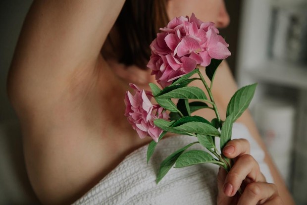 Ketiak merupakan anggota tubuh yang rentan mengeluarkan aroma tak sedap. Selain rutin mandi dan menggunakan deodoran, bau tak sedap juga bisa berkurang dengan tawas.