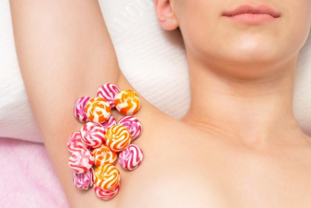 Kelenjar apokrin yang paling besar adalah pada bagian ketiak. Nah, kelenjar ini rentan mengeluarkan bau tak sedap.