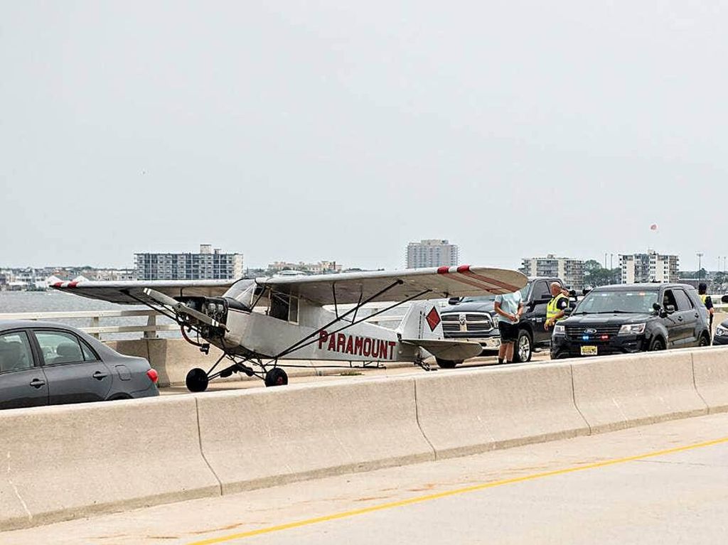 Pesawatnya Bermasalah, Pilot Belia Mendarat Mulus di Atas Jembatan Pesawatnya Bermasalah, Pilot Belia Mendarat Mulus di Atas Jembatan
