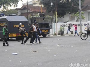 Demonstran Bawa Molotov Saat Aksi Tolak PPKM di Bandung Demonstran Bawa Molotov Saat Aksi Tolak PPKM di Bandung