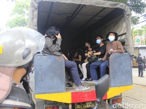 Video Tindakan Tegas Polisi Bubarkan Pedemo Tolak PPKM di Bandung!