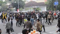 Polisi Bubarkan Massa Aksi Penolak PPKM di Bandung