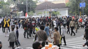 Polisi Bubarkan Massa Aksi Penolak PPKM di Bandung