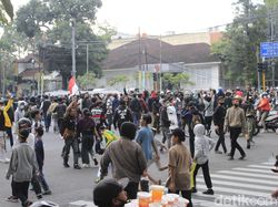 Polisi Bubarkan Massa Aksi Penolak PPKM di Bandung