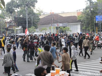 Polisi Bubarkan Massa Aksi Penolak PPKM di Bandung