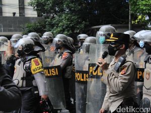 Polisi Bubarkan Massa Aksi Penolak PPKM di Bandung