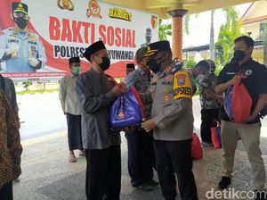 Polisi Banyuwangi Bagikan 1.000 Bansos ke Warga Terdampak PPKM Darurat Polisi Banyuwangi Bagikan 1.000 Bansos ke Warga Terdampak PPKM Darurat