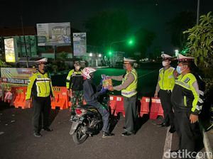 Saat Ojol di Sidoarjo Kaget Disetop Polisi, Ternyata Dapat Beras