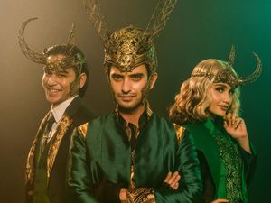 Cinta Laura, Rangga Azof, dan Omar Daniel Berubah Jadi Loki dengan Nuansa Batik! Cinta Laura, Rangga Azof, dan Omar Daniel Berubah Jadi Loki dengan Nuansa Batik!