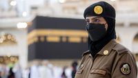 Potret Polisi Wanita Saudi Siaga Awasi Haji di Makkah