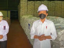 Cek Gudang Bulog, Jokowi: Bantuan Beras 10 Kg Sudah Berjalan Sejak Jumat