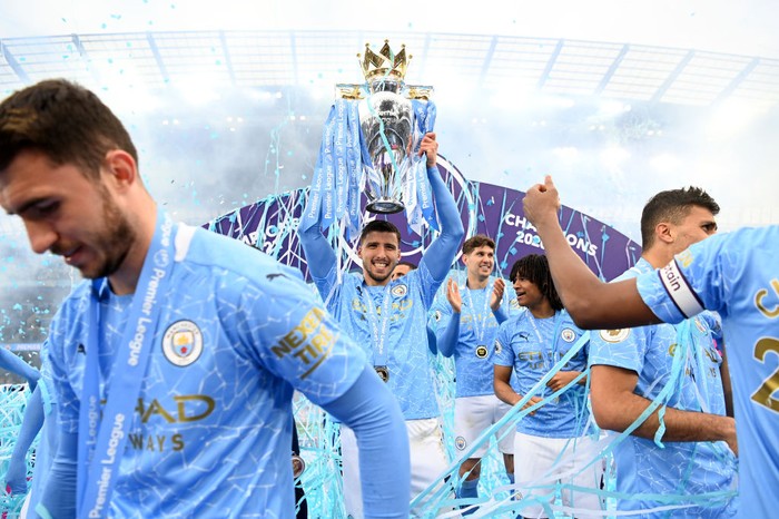 MANCHESTER, ENGLAND - MAY 23: Ruben Dias of Manchester City celebrates with the Premier League Trophy as Manchester City are presented with the Trophy as they win the league following the Premier League match between Manchester City and Everton at Etihad Stadium on May 23, 2021 in Manchester, England. A limited number of fans will be allowed into Premier League stadiums as Coronavirus restrictions begin to ease in the UK. (Photo by Michael Regan/Getty Images)