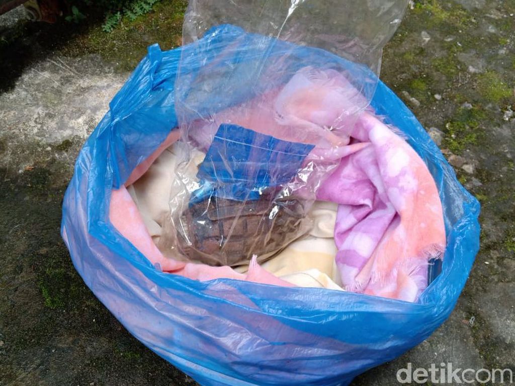 Bahaya! Ibu di Jambi Serahkan Granat Temuan, Ditenteng Pakai Kresek Bahaya! Ibu di Jambi Serahkan Granat Temuan, Ditenteng Pakai Kresek