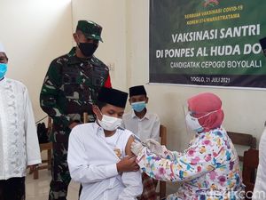 Momen Santri Ponpes di Purwakarta Ketakutan Saat Divaksinasi COVID-19