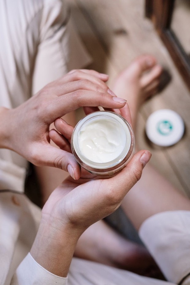 Jangan Keliru! Kenali Perbedaan Flek Hitam dan Freckles, Cara