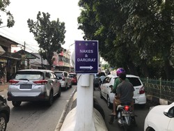 Macet, Pengendara Ramai-ramai Terobos Jalur Khusus Nakes di Pos PPKM LA
