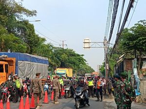 Macet, Pengendara Adu Klakson di Pos Penyekatan Pesing Jakbar