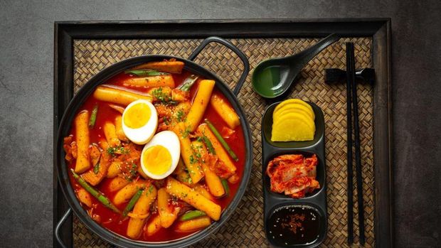 Tteokbokki juga merupakan salah satu makanan khas Korea yang terkenal. Tteokbokki adalah potongan kue beras besar yang dimasak dengan saus cabai pedas.