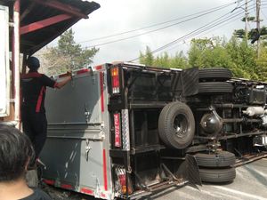 Truk Bermuatan Beras Bansos COVID-19 Terguling di Puncak Cianjur