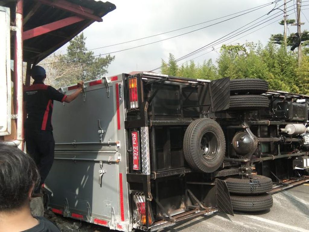 Truk Bermuatan Beras Bansos COVID-19 Terguling di Puncak Cianjur Truk Bermuatan Beras Bansos COVID-19 Terguling di Puncak Cianjur