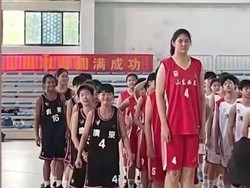 Sosok Zhang Ziyu, Gadis 14 Tahun Viral yang Tingginya Lebih dari 2 Meter