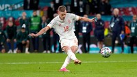 Pemain lainnya dari Spanyol adalah Dani Olmo. Dia mencuri perhatian saat membela Spanyol di Euro 2020. Gelandang 23 tahun itu tampil lima kali dan mampu membukukan dua assist, serta membawa La Furia Roja menembus fase semifinal. Frank Augstein - Pool/Getty Images.  