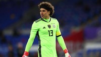 Guillermo Ochoa. Kiper 36 tahun ini dipanggil untuk memperkuat Meksiko di Olimpiade Tokyo 2020. Terkenal dengan kemampuannya menepis tembakan on target, Ochoa masih mampu menunjukkan tajinya di usia saat ini.  Michael Steele/Getty Images.