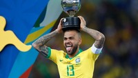 Pertama, Dani Alves. Mantan bek Barcelona dan Juventus ini sudah menginjak 38 tahun dan memegang rekor pemilik trofi terbanyak di dunia saat ini, yakni 42 piala. Kematangan dan pengalaman Alves dibutuhkan Brasil untuk Olimpiade 2020. Lucas Uebel/Getty Images.