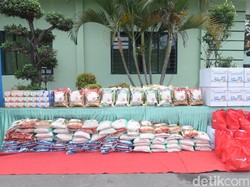 50 Ton Beras Dibagikan ke Warga Lamongan Terdampak PPKM Level 4