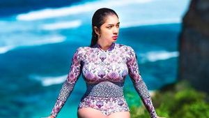 Pose Seksi Angel Karamoy Disebut Penambah Imun!