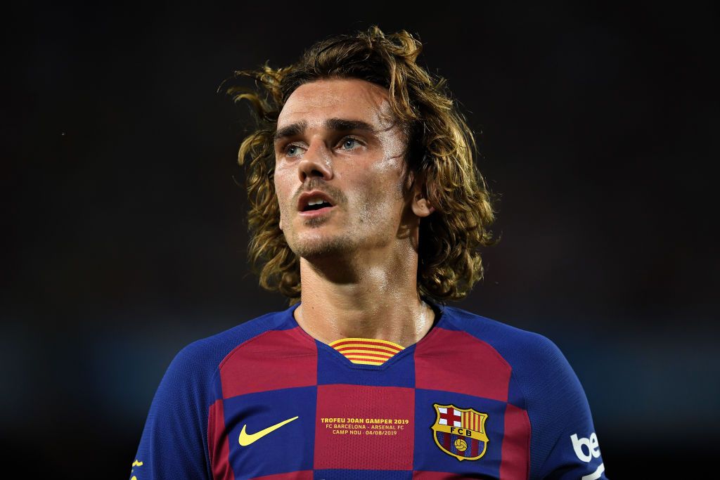 BARCELONA, SPAIN - AUGUST 04: Antoine Griezmann of FC Barcelona looks on during the Joan Gamper trophy friendly match between FC Barcelona and Arsenal at Nou Camp on August 04, 2019 in Barcelona, Spain. (Photo by David Ramos/Getty Images)