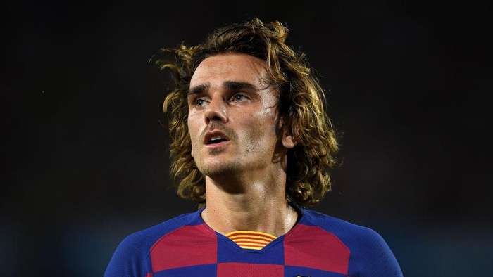 BARCELONA, SPAIN - AUGUST 04: Antoine Griezmann of FC Barcelona looks on during the Joan Gamper trophy friendly match between FC Barcelona and Arsenal at Nou Camp on August 04, 2019 in Barcelona, Spain. (Photo by David Ramos/Getty Images)