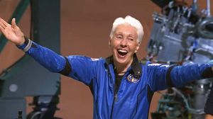 Bahagianya Wally Funk, Nenek 82 Tahun yang Terbang ke Luar Angkasa