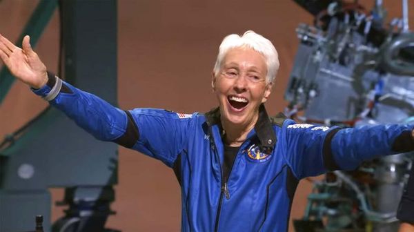 Bahagianya Wally Funk, Nenek 82 Tahun yang Terbang ke Luar Angkasa