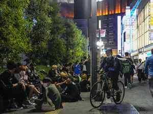 Bar Tutup Lebih Awal, Warga Tokyo Minum-minum di Pinggir Jalan