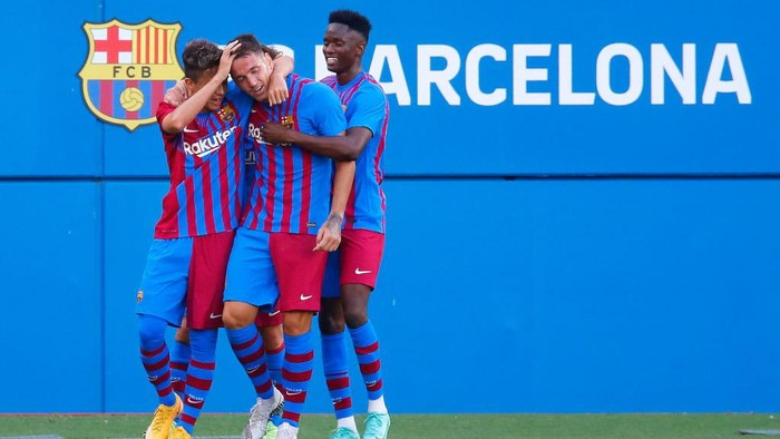 BARCELONA, SPAIN - JULY 21: Rey Manaj of FC Barcelona celebrates scoring a goal with team mates during a friendly match between FC Barcelona and Gimnastic de Tarragona at Johan Cruyff Stadium on July 21, 2021 in Barcelona, Spain. (Photo by Eric Alonso/Getty Images)
