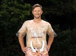 Klub Bola Inggris Ini Jersey-nya Tembus Pandang!