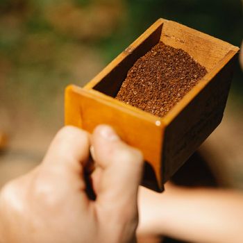 Bubuk kopi dapat menghilangkan bau tak sedap di kulkas