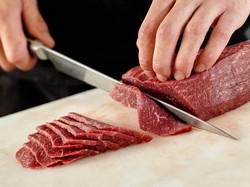 7 Cara Alami Hilangkan Bau Amis Bekas Daging pada Alat Masak