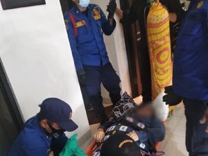 Damkar Evakuasi Pria 100 Kg di Palmerah yang Stroke Usai Makan Jengkol Damkar Evakuasi Pria 100 Kg di Palmerah yang Stroke Usai Makan Jengkol