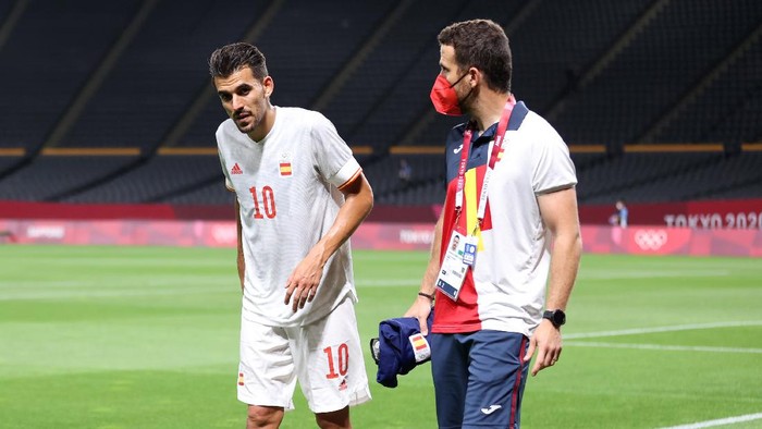 SAPPORO, JAPAN - JULY 22: Dani Ceballos #10 of Team Spain walks off injured during the Mens First Round Group C match between Egypt and Spain during the Tokyo 2020 Olympic Games at Sapporo Dome on July 22, 2021 in Sapporo, Hokkaido, Japan. (Photo by Masashi Hara/Getty Images)